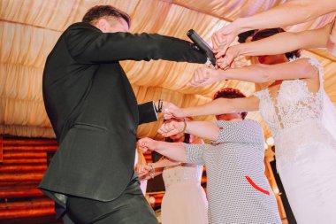 ev sahibi adam kadınlar için bir eğlence yarışması yürütmektedir