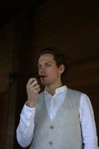 Man Dressed Stylishly Smokes Pipe Doorstep Villa — Stock Photo, Image