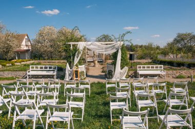 bir sandalyede gelin buket dekore edilmiş 