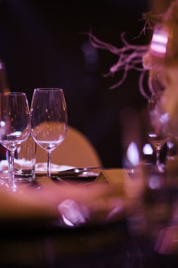 çiçek ve gözlük ile bir restoranda bir tatil için dekorasyon