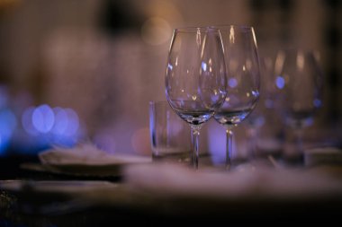 çiçek ve gözlük ile bir restoranda bir tatil için dekorasyon