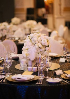 çiçekler ve gözlük, kartlar, yazıt, daveti ile bir restoranda bir tatil için dekorasyon