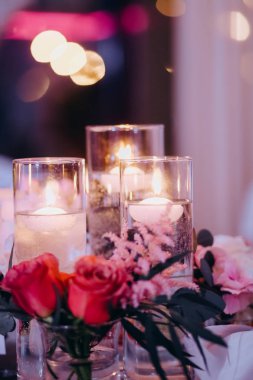 çiçek ve gözlük ile bir restoranda bir tatil için dekorasyon