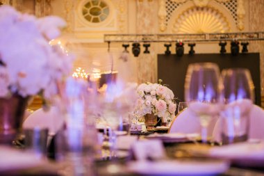 çiçek ve gözlük ile bir restoranda bir tatil için dekorasyon