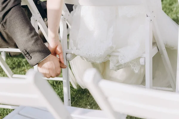 椅子に花嫁のブーケを装飾 — ストック写真