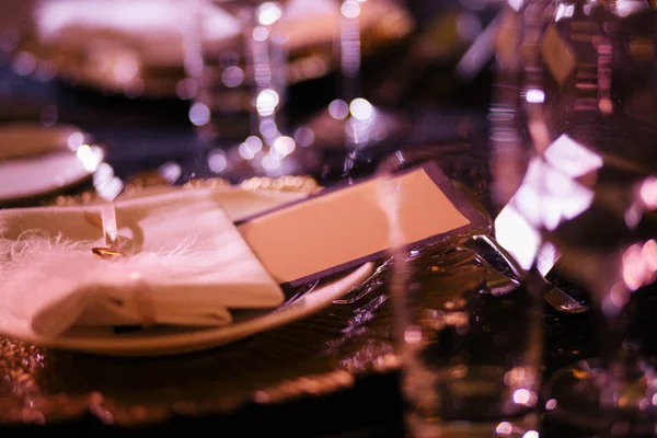 çiçekler ve gözlük, kartlar, yazıt, daveti ile bir restoranda bir tatil için dekorasyon