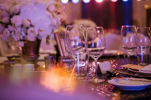 Decorazioni Una Vacanza Ristorante Con Fiori Bicchieri — Foto Stock