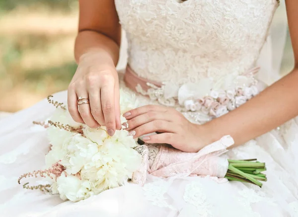 Kvinna Bruden Håller Vacker Bukett Blommor — Stockfoto
