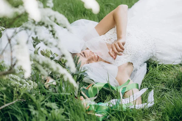 Bruid Van Vrouw Houdt Van Een Mooi Boeket Bloemen — Stockfoto