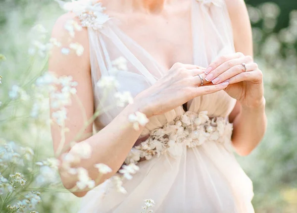 Menyasszony Kezében Egy Szép Csokor Virágot — Stock Fotó