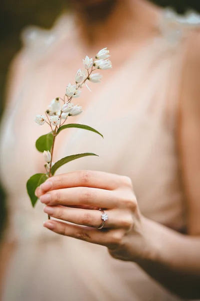 花の美しい花束を保持している女性の花嫁 — ストック写真