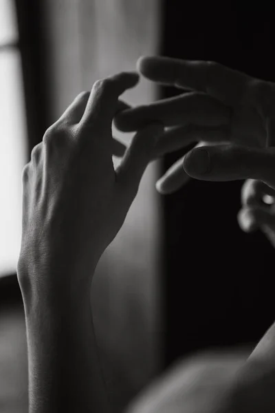 彼女の指の部屋に触れる女性の手 — ストック写真
