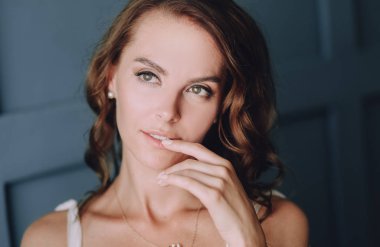 Kız düşündüm ve bir arama ile gülümsüyor