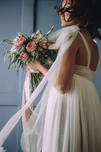 Jovem Menina Bonita Vestido Chique Com Buquê Flores Fundo Uma — Fotografia de Stock