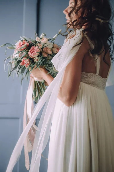 Jovem Menina Bonita Vestido Chique Com Buquê Flores Fundo Uma — Fotografia de Stock