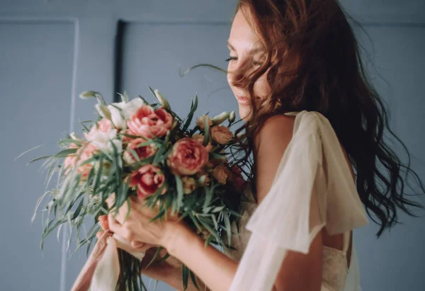 Młoda Piękna Dziewczyna Elegancką Sukienkę Bukietem Kwiatów Tle Teksturą Ściany — Zdjęcie stockowe