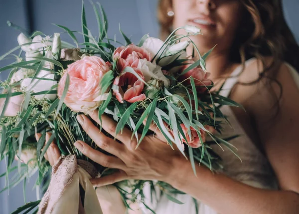 年轻女孩手中鲜花的别致花束 — 图库照片