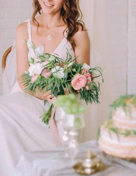 Bruid Zit Een Stoel Met Bloemen Buurt Van Tabel Met — Stockfoto