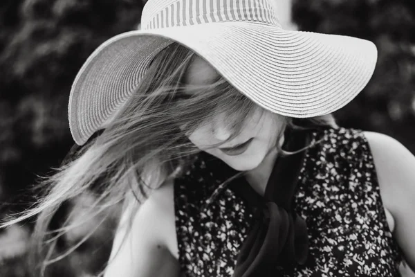 Девушка Шляпе Длинными Волосами Ветру Смотрит Вниз — стоковое фото