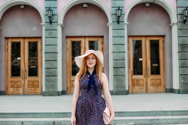 Bir Şehir Bir Şapka Çanta Ile Sokak Kızı — Stok fotoğraf