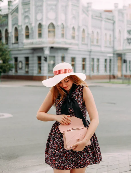 Fille Dans Une Robe Chapeau Regarde Dans Son Sac Main — Photo