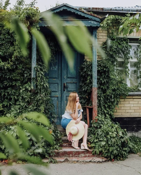 Menina Triste Sentado Esperando Nos Passos Uma Casa Velha — Fotografia de Stock