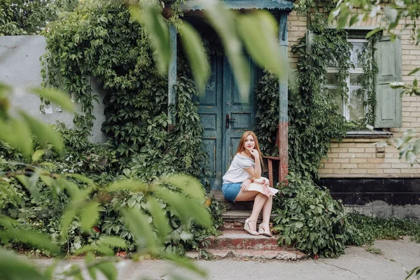 Menina Triste Sentado Esperando Nos Passos Uma Casa Velha — Fotografia de Stock