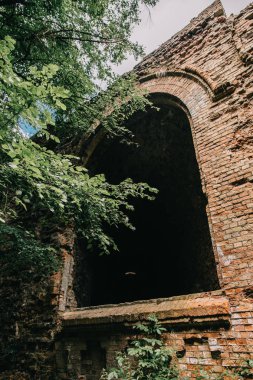 Eski fort tuğla müstahkem kale savaşları ve doğa tarafından yok bina