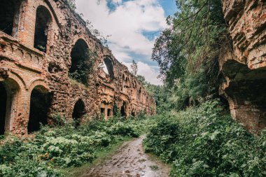 Eski fort tuğla müstahkem kale savaşları ve doğa tarafından yok bina