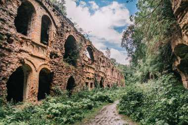 Eski fort tuğla müstahkem kale savaşları ve doğa tarafından yok bina