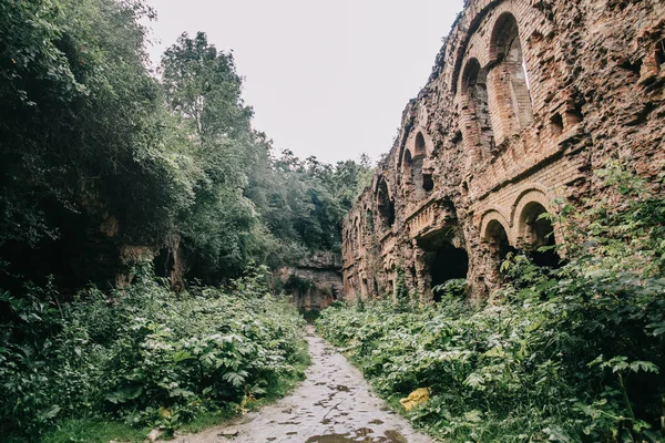 Eski fort tuğla müstahkem kale savaşları ve doğa tarafından yok bina