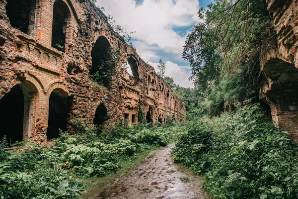 Eski fort tuğla müstahkem kale savaşları ve doğa tarafından yok bina