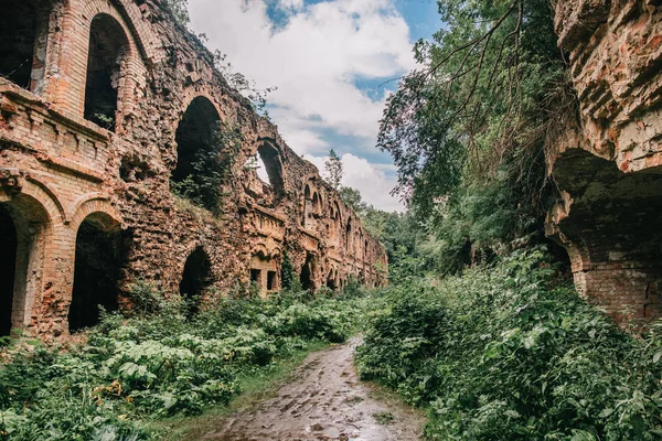 Eski fort tuğla müstahkem kale savaşları ve doğa tarafından yok bina