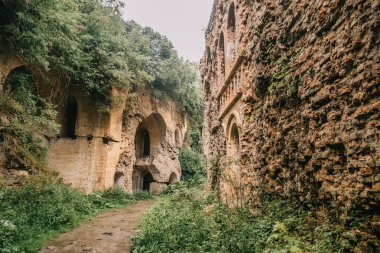 Eski fort tuğla müstahkem kale savaşları ve doğa tarafından yok bina