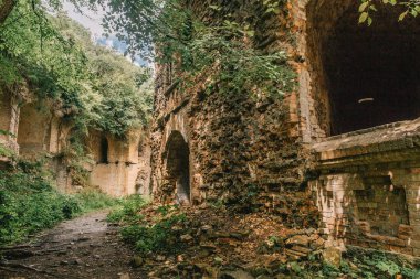 Eski fort tuğla müstahkem kale savaşları ve doğa tarafından yok bina