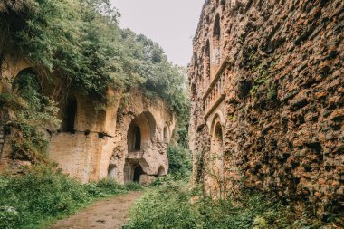 Eski fort tuğla müstahkem kale savaşları ve doğa tarafından yok bina
