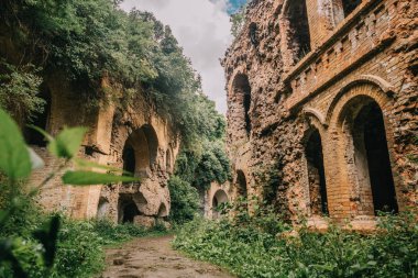 Eski fort tuğla müstahkem kale savaşları ve doğa tarafından yok bina