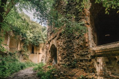 Eski fort tuğla müstahkem kale savaşları ve doğa tarafından yok bina