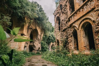 Eski fort tuğla müstahkem kale savaşları ve doğa tarafından yok bina