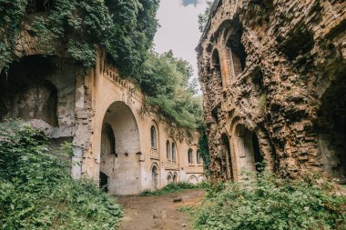 Eski fort tuğla müstahkem kale savaşları ve doğa tarafından yok bina