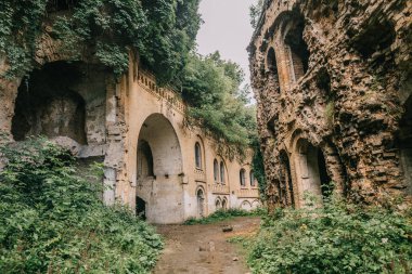 Eski fort tuğla müstahkem kale savaşları ve doğa tarafından yok bina