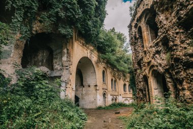 Eski fort tuğla müstahkem kale savaşları ve doğa tarafından yok bina