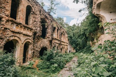 Eski fort tuğla müstahkem kale savaşları ve doğa tarafından yok bina