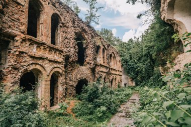 Eski fort tuğla müstahkem kale savaşları ve doğa tarafından yok bina