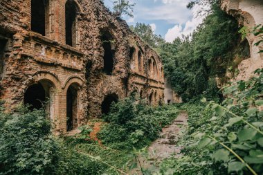 Eski fort tuğla müstahkem kale savaşları ve doğa tarafından yok bina