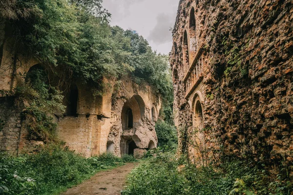 Eski fort tuğla müstahkem kale savaşları ve doğa tarafından yok bina