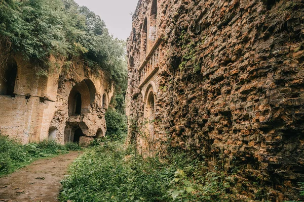 Eski fort tuğla müstahkem kale savaşları ve doğa tarafından yok bina