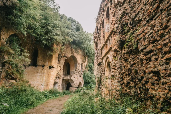 Eski fort tuğla müstahkem kale savaşları ve doğa tarafından yok bina
