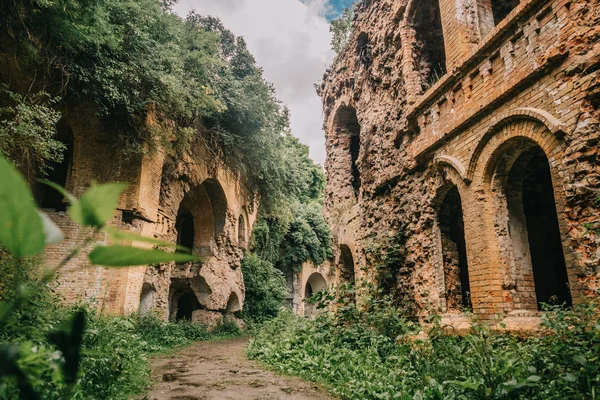 Eski fort tuğla müstahkem kale savaşları ve doğa tarafından yok bina
