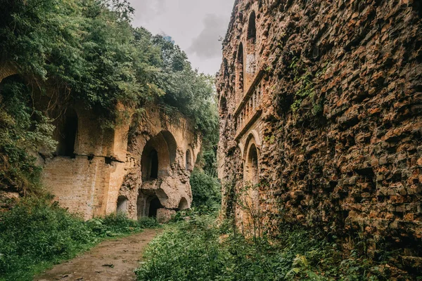 Eski fort tuğla müstahkem kale savaşları ve doğa tarafından yok bina